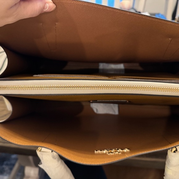 Coach Tatum Carryall-last photo for size comparison - Picture 4 of 9